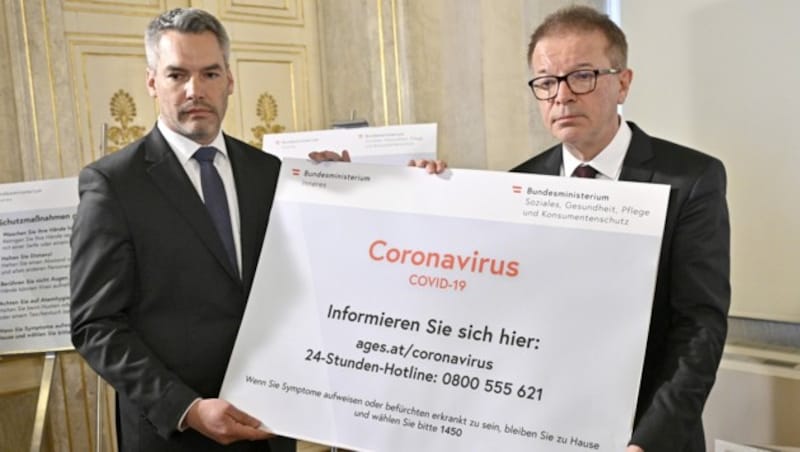 Innenminister Karl Nehammer und, Sozialminister Rudolf Anschober Ende Februar - diese Infokampagne fiel noch nicht in den per Notvergabe erteilten Auftrag. (Bild: APA/HANS PUNZ)