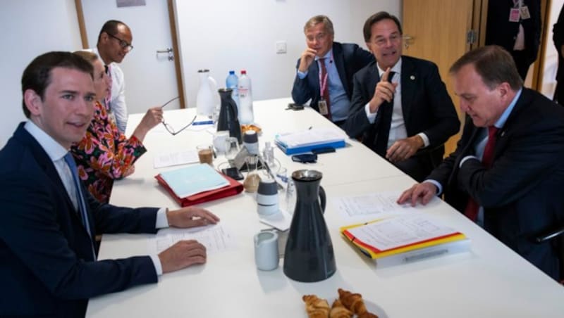 Die „Sparsamen Vier“ (im Bild: Sebastian Kurz, Mette Frederiksen/Dänemark, Mark Rutte/Niederlande und Stefan Lofven/Schweden) bei Beratungen vor den Verhandlungen (Bild: AP Photo/Francisco Seco, Pool)