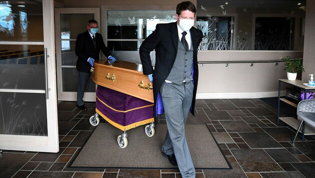 Der Sarg einer an Covid-19 verstorbenen Britin im Osten Schottlands (Bild: APA/AFP/Andy Buchanan)