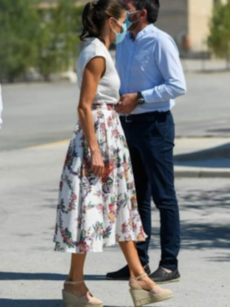 Königin Letizia trug kürzlich zu einem Blumenrock mit Bluse Castaner-Espadrilles. (Bild: Photo Press Service)