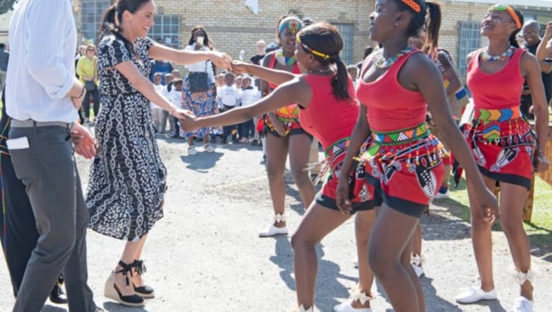 Herzogin Meghan wagte in ihren Espadrilles mit Keilabsatz in Südafrika ein Tänzchen. (Bild: www.PPS.at)