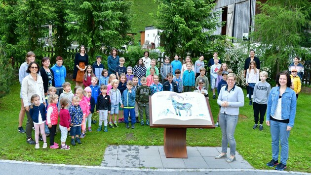 Die Kinder der Betreuungseinrichtung Pfiffikus haben an einem der Bücher mitgearbeitet (Bild: TVB Tiroler Oberland)