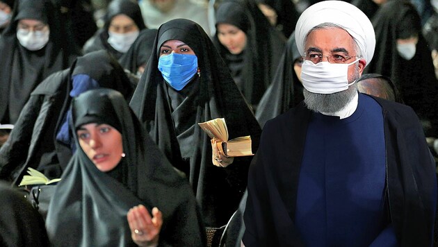 Präsident Hassan Rouhani befürchtet, dass bereits 30 Prozent der iranischen Bevölkerung mit dem Coronavirus infiziert sein könnten. (Bild: APA/AFP/ATTA KENARE, APA/Iranian Presidency, krone.at-Grafik)