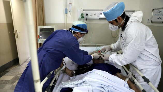 Die Behandlung eines Covid-19-Patienten in einem Krankenhaus in Teheran (Bild: AP)