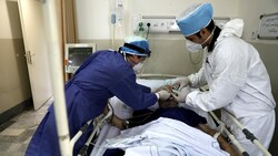 Die Behandlung eines Covid-19-Patienten in einem Krankenhaus in Teheran (Bild: AP)