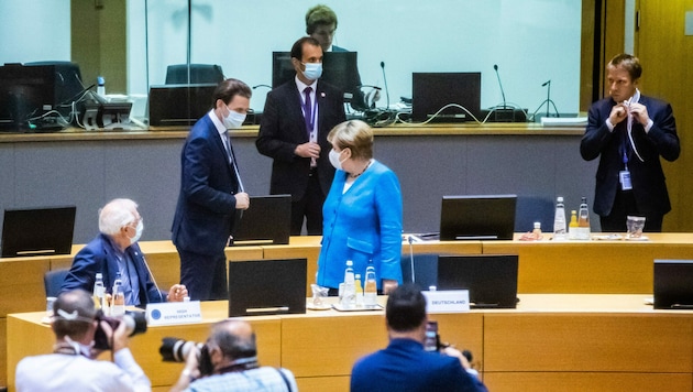 Bundeskanzler Sebastian Kurz und Deutschlands Kanzlerin Angela Merke im Rahmen des EU-Sondergipfels (Bild: APA/BKA/ARNO MELICHAREK)