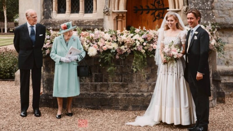 Prinzessin Beatrice und Edoardo Mapelli Mozzi posierten mit Queen Elizabeth und Prinz Philip für das offizielle Hochzeitsfoto. (Bild: AFP)