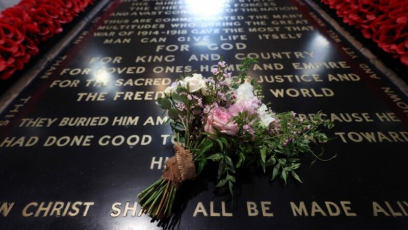 Beatrices Brautstrauß wurde auf dem Grabmal des unbekannten Soldaten in der Westminster Abbey abgelegt. (Bild: AFP)