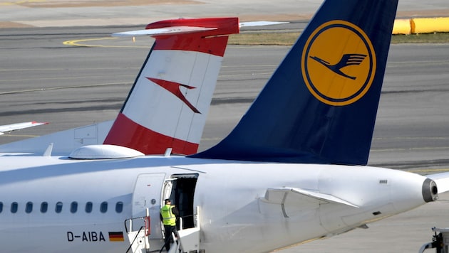 Durch die Corona-Krise sind die Austrian Airlines und deren Eigentümerin, die deutsche Lufthansa, in massive Turbulenzen geraten. (Bild: APA/ROLAND SCHLAGER)