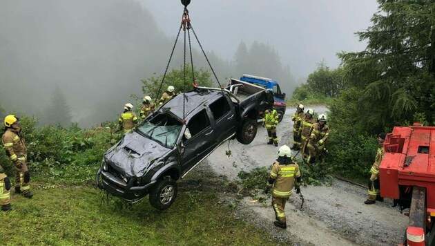 Das Fahrzeug stürzte 250 Meter weit ab. (Bild: Freiwillige Feuerwehr Großarl)