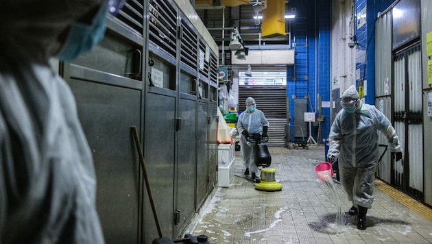 Die Hygienemaßnahmen in Hongkong wurden wieder verschärft - unter anderem werden die Märkte großflächig desinfiziert. (Bild: ANTHONY WALLACE / AFP)