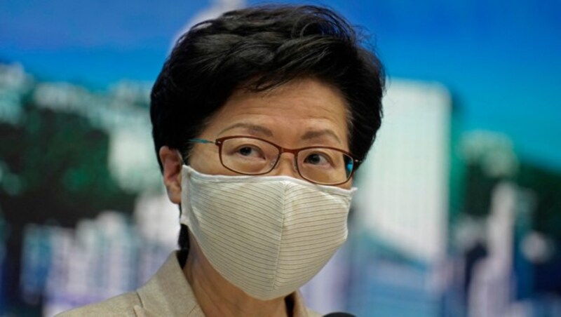 Hongkongs Regierungschefin Carrie Lam sorgt sich um die rasant steigenden Infektionszahlen. (Bild: AP Photo/Vincent Yu)