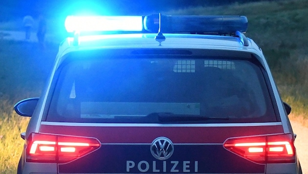 The police immediately launched a manhunt for the van driver. (Bild: P. Huber)