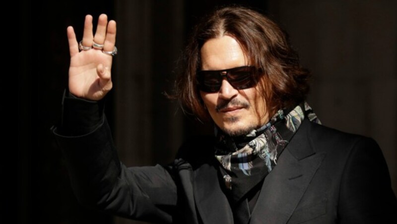 Johnny Depp auf dem Weg ins Gericht in London (Bild: AP)