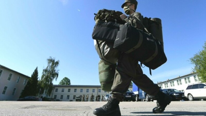 Bürger in Uniform: Milizsoldaten üben regelmäßig neben ihrem zivilen Beruf (Bild: APA/HELMUT FOHRINGER)