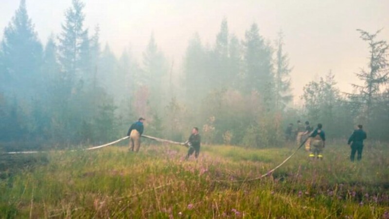 Während die Waldbrände in der Region mittlerweile wieder eingedämmt werden konnten, ist der zurückgebliebene Schaden eklatant. Die aufgetauten Permafrostböden setzen nun deutlich mehr Treibhausgase frei als bislang erwartet (Bild: RUSSIAN EMERGENCY MINISTRY / AFP)