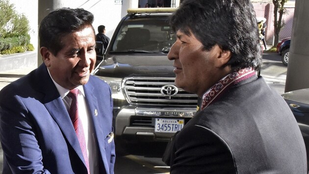Cesar Salinas (l.) mit dem ehemaligen Präsident von Bolivien Evo Morales (Bild: AFP or licensors)