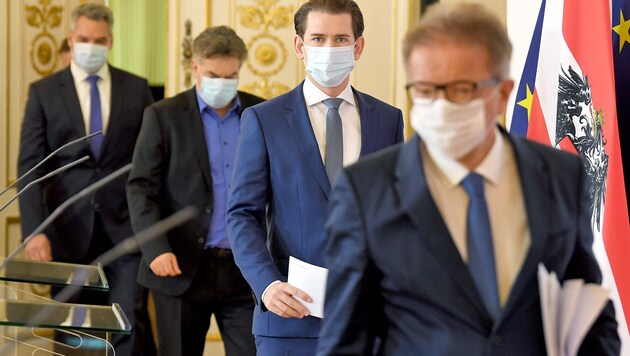 Das "virologische Quartett": Innenminister Karl Nehammer (ÖVP), Vizekanzler Werner Kogler (Grüne), Kanzler Kurz, Gesundheitsminister Anschober (v.l.) (Bild: APA/Roland Schlager)