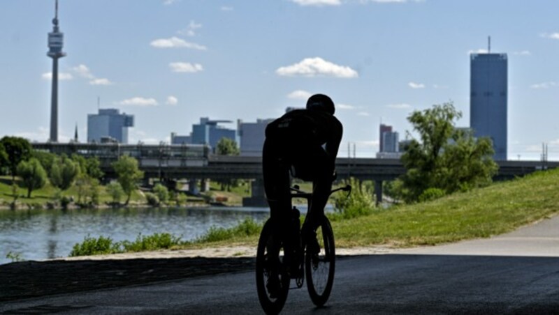 Mit dem Bike direkt zur Impfung? Auf der Donauinsel ist dies ab Samstag möglich! (Bild: APA/HERBERT NEUBAUER)