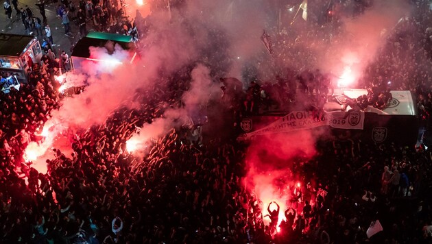 Die Bilder sind vom Vorjahresfinale PAOK gegen AEK, Pyrotechnik der PAOK-Fans (Bild: AFP/Frederique Geffard)