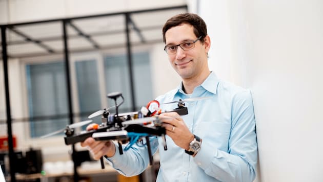 Stephan Weiss präsentiert den kleinen Mars-Helikopter, der am 30. Juli von Cape Canaveral (USA) zum roten Planeten geschossen wird. (Bild: Daniel Waschnig Photography)