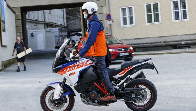 Tobias Moretti kurvte am Dienstag mit Motorrad zur Probe (Bild: Tschepp Markus)