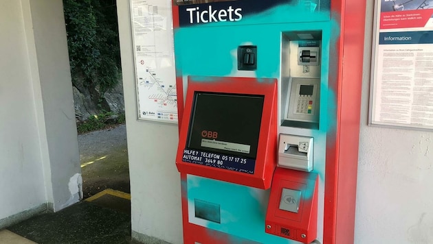 Zuletzt war ein Ticketautomat am Bahnhof Töschling besprüht worden. (Bild: Bettina Chiara Wagner)
