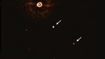 Die beiden Planeten um den Stern TYC 8998-760-1 (am oberen Bildrand) sind mit weißen Pfeilen markiert. (Bild: ESO/Alexander Bohn et al., krone.at-Grafik)