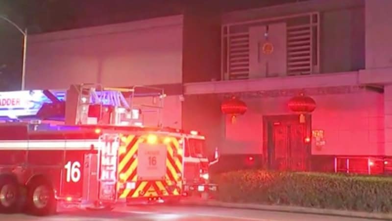 Ein Feuerwehrfahrzeug vor dem chinesischen Konsulat in Houston (Bild: KTRK via AP)