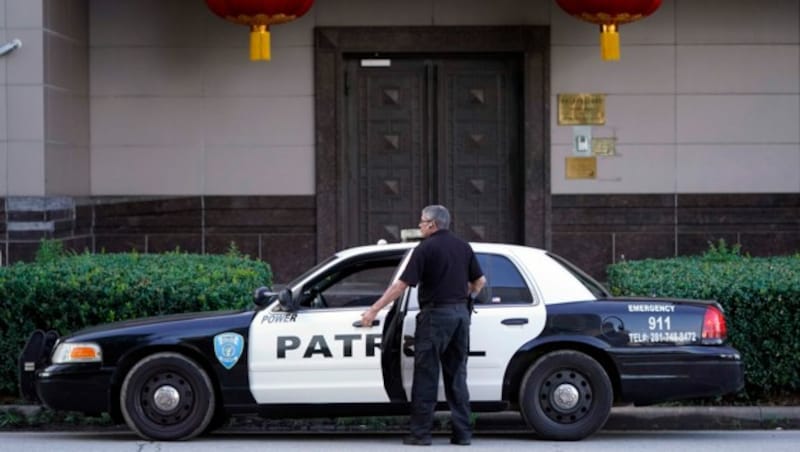 Ein Polizeiauto vor dem chinesischen Konsulat in Houston (Bild: Associated Press)