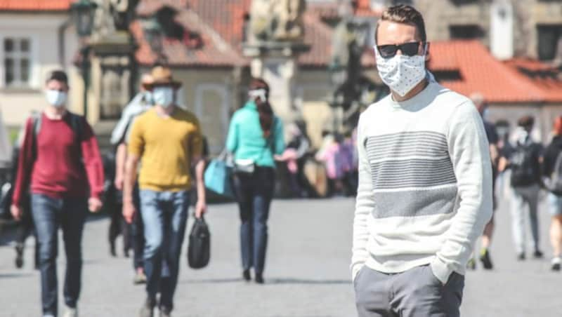 Auf der Karlsbrücke im Herzen Prags sind Menschen mit Masken unterwegs, die Vorschriften werden wieder strenger. (Bild: stock.adobe.com)