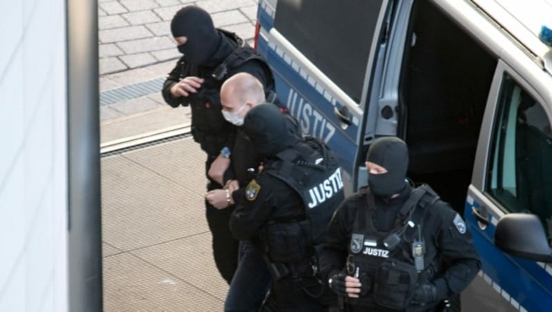 Der angeklagte Stephan B. bei der Ankunft im Landgericht (Bild: APA/dpa-Zentralbild/Hendrik Schmidt)