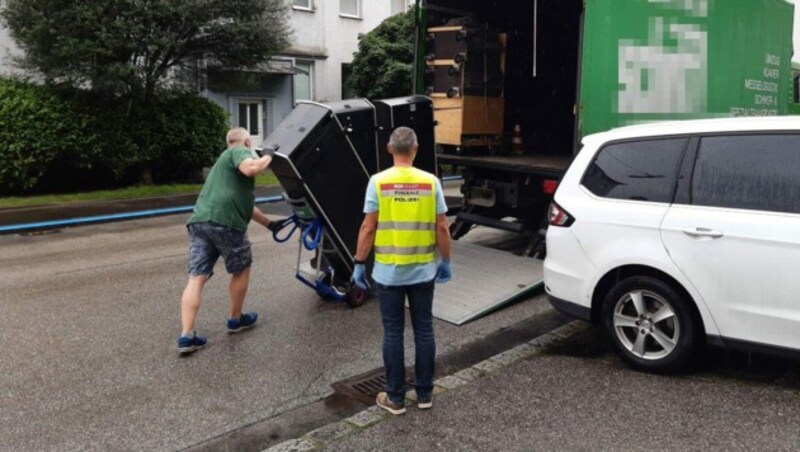 Die Razzien fanden an insgesamt sechs Standorten in Linz und Wels statt. (Bild: BMF)