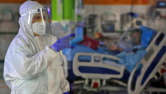 Eine Krankenschwester in der isolierten Abteilung für Covid-19-Patienten im Sheba Medical Center in Israel (Bild: AFP)