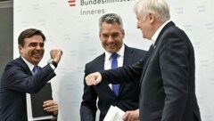 Innenminister Karl Nehammer (ÖVP, Bildmitte), der deutsche Innenminister Horst Seehofer (rechts) und EU-Kommissions-Vizepräsident Margaritis Schinas (Bild: APA/Herbert Neubauer)