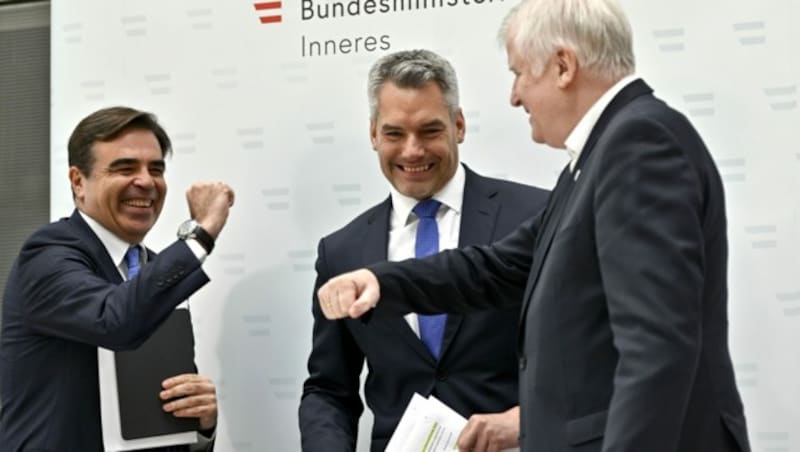 Innenminister Karl Nehammer (ÖVP, Bildmitte), der deutsche Innenminister Horst Seehofer (rechts) und EU-Kommissions-Vizepräsident Margaritis Schinas (Bild: APA/Herbert Neubauer)