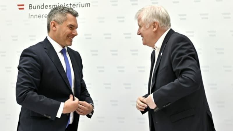 Innenminister Karl Nehammer (links, ÖVP) und der deutsche Innenminister Horst Seehofer (Bild: APA/Herbert Neubauer)