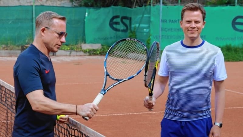 Stefan Weinberger mit Tobias Pötzelsberger am Tennisplatz. (Bild: Zwefo)