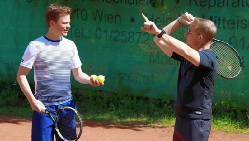 Sportliches Interview am Netz bei einer Stunde Tennis-Unterricht mit Tobias Pötzelsberger (Bild: Zwefo)