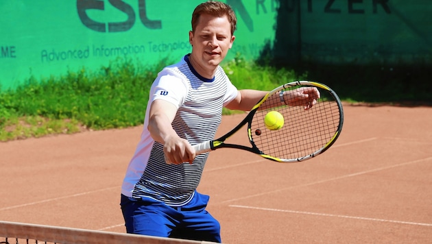 Spiel, Satz und Sieg: Tobias Pötzelsberger, 37, bei seinem Lieblingssport am HTC-Tennisplatz in Wien. (Bild: Zwefo)