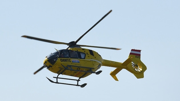 Ein Rettungshubschrauber rückte zur Bergung aus. (Bild: P. Huber)