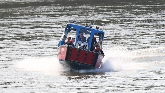Die Feuerwehr barg das "Geisterboot" von der Donau (Symbolbild) (Bild: P. Huber)