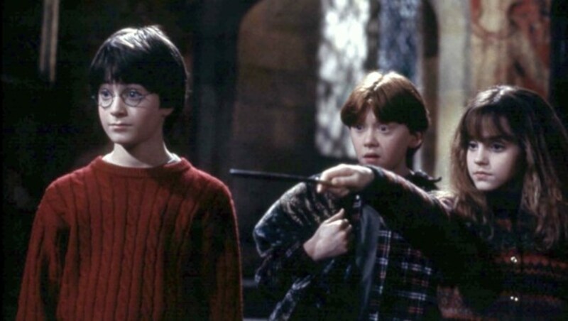 Daniel Radcliffe, Rupert Grint und Emma Watson in „Harry Potter und der Stein der Weisen“ (Bild: WARNER BROS / Mary Evans / picturedesk.com)