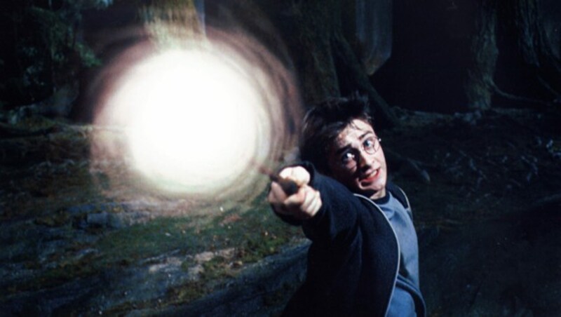 In „Harry Potter und der Gefangene von Azkaban“ vertreibt Harry Potter die Dementoren mit einem „Patronus“-Zauber. (Bild: WARNER BROS AND J K ROWLING / Mary Evans / picturedesk.com)