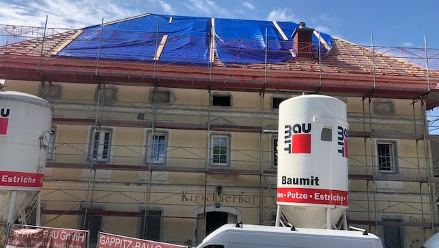 Zur Zeit wird gerade das Dach neu eingedeckt. Der Kirschnerhof wird zur niveauvollen Wohnoase mit Zahnarztpraxis umgebaut. (Bild: Bettina-Chiara Wagner)