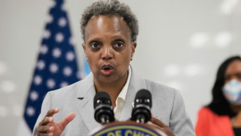 Chicagos Bürgermeisterin Lori Lightfoot hat nun auch auf die Linie der Demonstranten umgeschwenkt. (Bild: AP)