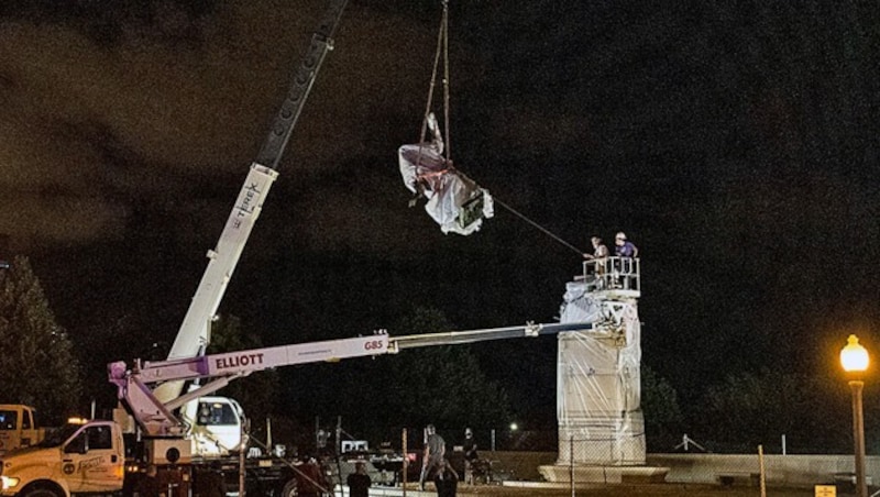 Unter dem Beifall zahlreicher Demonstranten wurde die Kolumbus-Statue abmontiert. (Bild: AP)