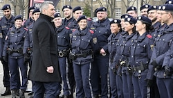 Innenminister Karl Nehammer (ÖVP) mit Polizeibeamten (Bild: APA/HANS PUNZ)