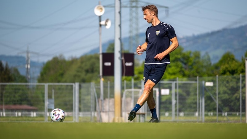 Philipp Netzer sitzt heute und am Wochenende auf der Trainerbank der Juniors. (Bild: GEPA )