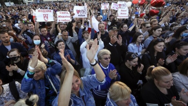 Tausende Menschen kamen in Minsk zur größten Kundgebung der Opposition in der Geschichte von Weißrussland. (Bild: Sergei Grits)